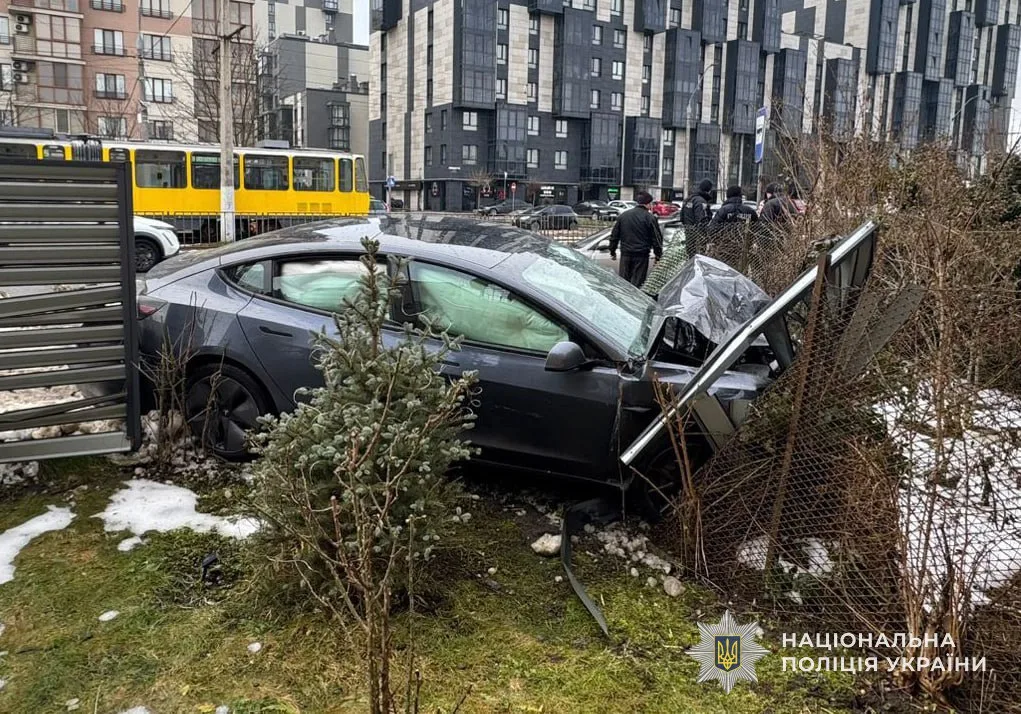 У Львові зіткнулися Tesla та Toyota: троє травмованих (фото)