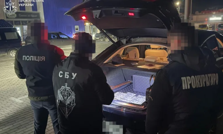 На Львівщині затримали депутата міськради за підозрою у вимаганні $3 000 за працевлаштування з “бронюванням”