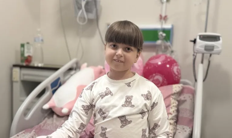 У Львові успішно провели трансплантацію нирки 8-річній дівчинці: донором стала мама
