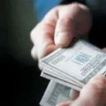 На Львівщині митник організував незаконний виїзд чоловіків за паспортами пенсіонерів