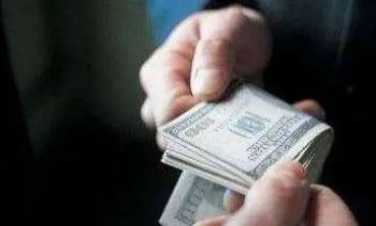 На Львівщині митник організував незаконний виїзд чоловіків за паспортами пенсіонерів