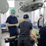 У Львові судинні хірурги видалили нирку і попередили рак у військового