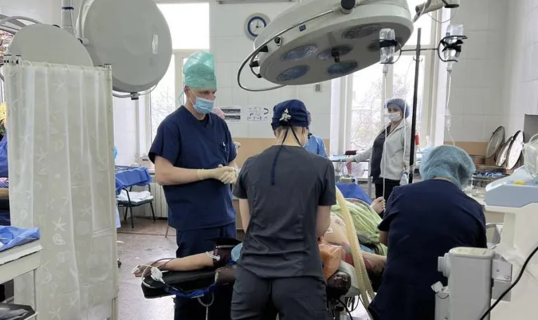 У Львові судинні хірурги видалили нирку і попередили рак у військового