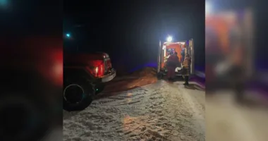 На Львівщині рятувальники допомогли медикам транспортувати жінку з інсультом