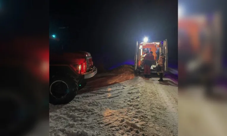 На Львівщині рятувальники допомогли медикам транспортувати жінку з інсультом