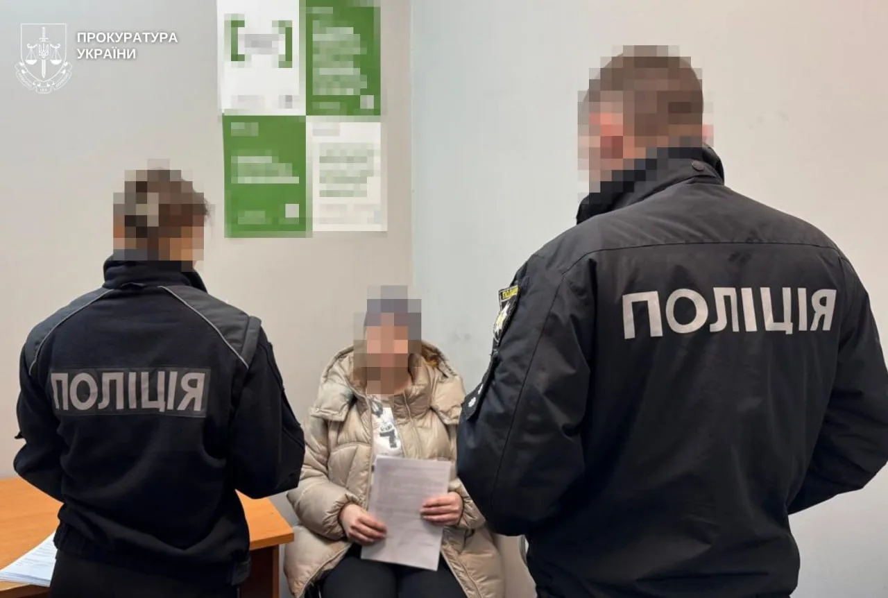 У Львові жінка стріляла в авто військових та поліцейських