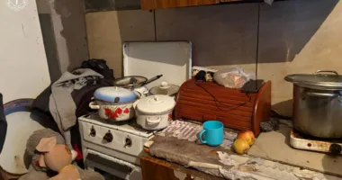 На Львівщині з багатодітної сім’ї вилучили сімох дітей: двоє малолітніх у важкому стані в лікарні з туберкульозом та опіками