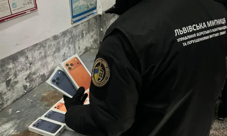 У пункті пропуску «Шегині — Медика» виявили незадекларовані iPhone на 700 тисяч гривень