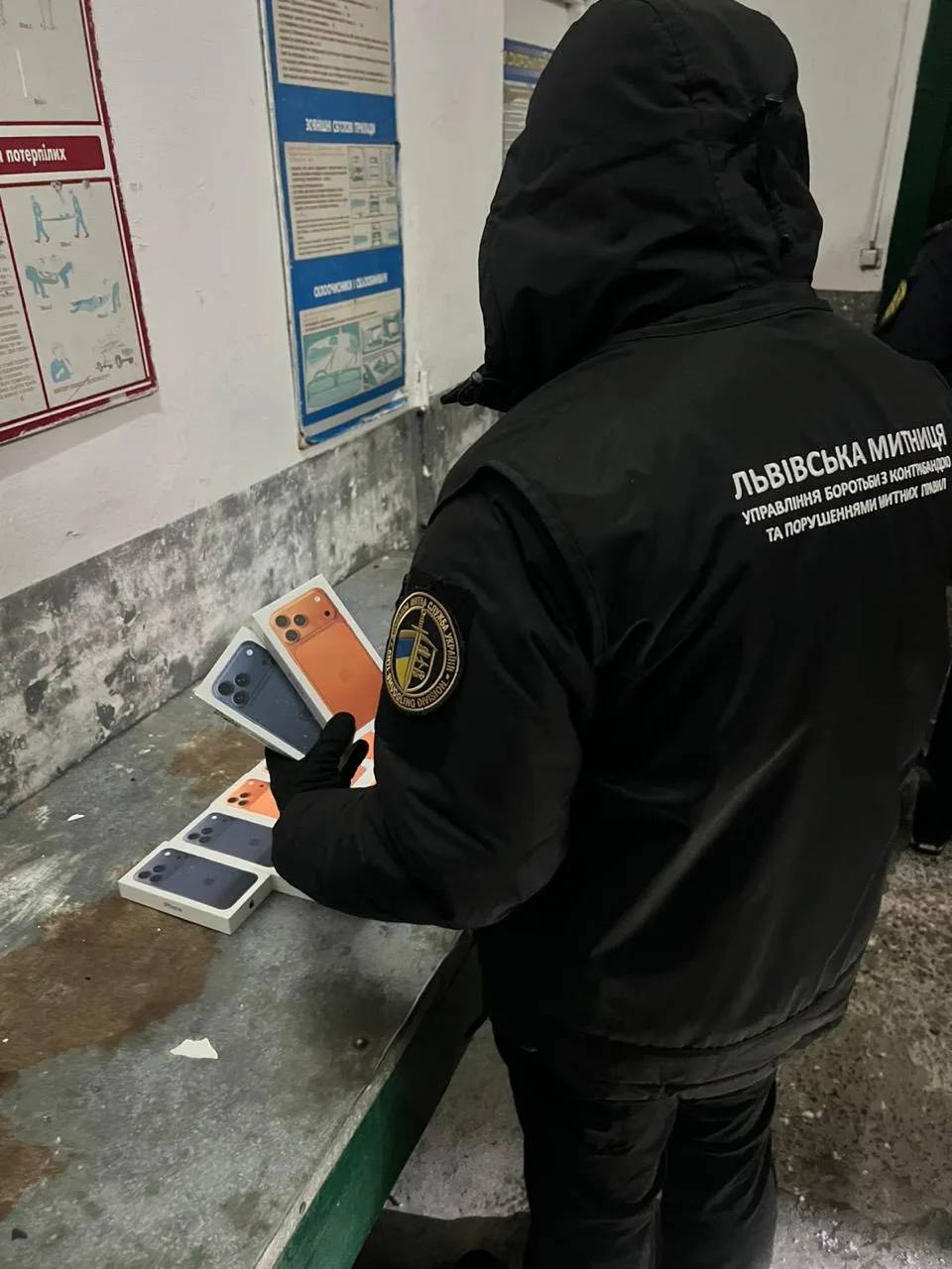 У пункті пропуску «Шегині — Медика» виявили незадекларовані iPhone на 700 тисяч гривень