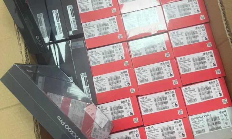 30 смартфонів з Китаю перетворились на «декорації для дому»: львівські митники викрили контрабанду