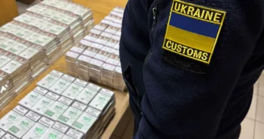 «Приховані Компліменти»: мешканець Львівщини намагався провезти контрабанду цигарок під виглядом сої