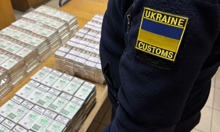 «Приховані Компліменти»: мешканець Львівщини намагався провезти контрабанду цигарок під виглядом сої