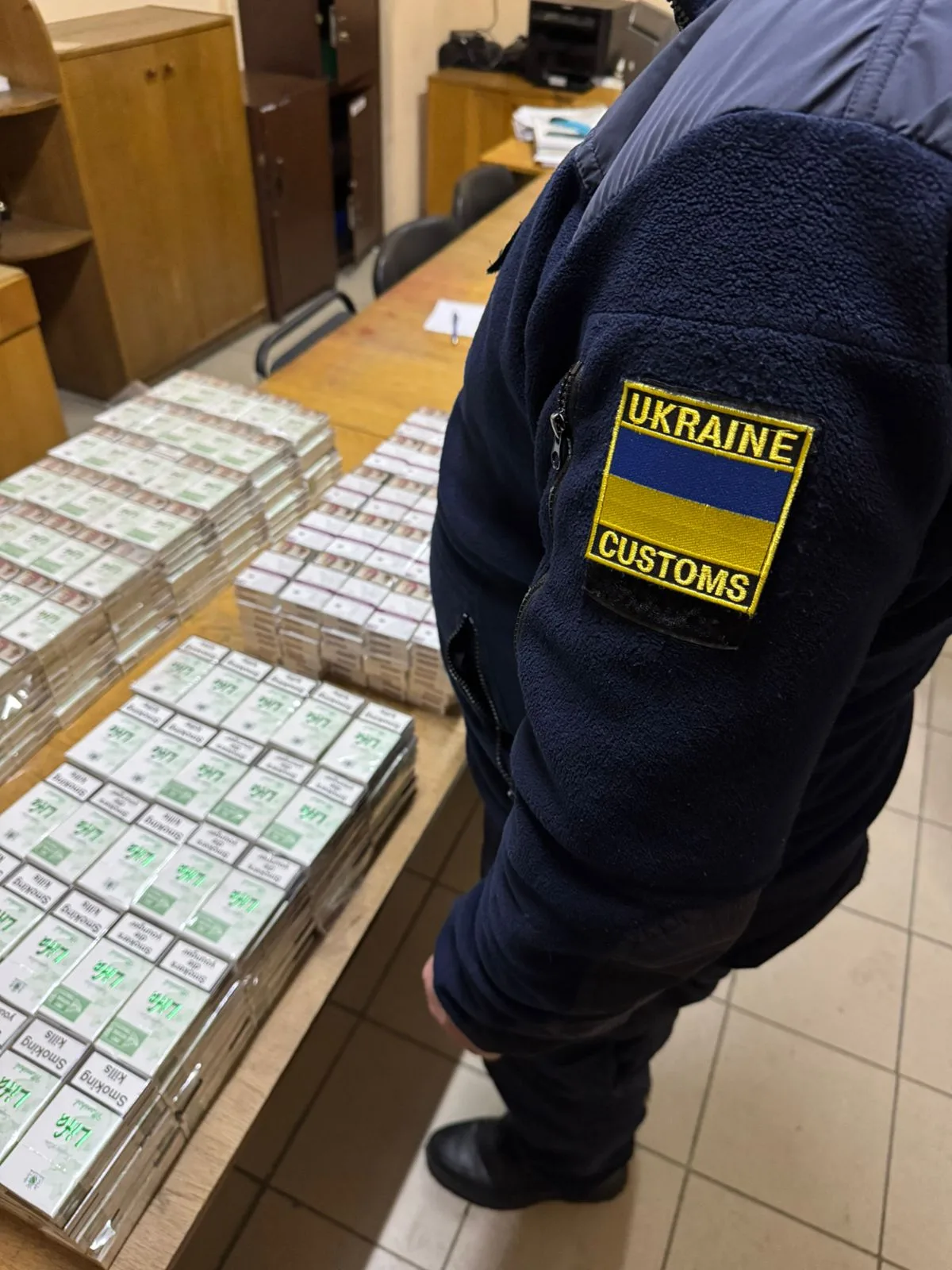 «Приховані Компліменти»: мешканець Львівщини намагався провезти контрабанду цигарок під виглядом сої
