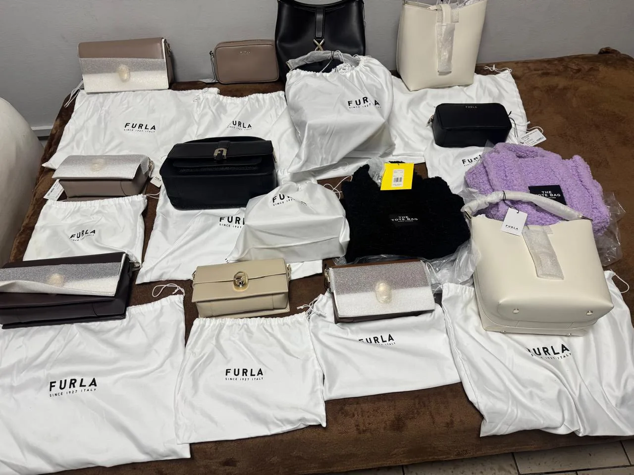 Львівські митники викрили контрабанду електронних сигарет та брендових сумок на понад 600 тисяч гривень