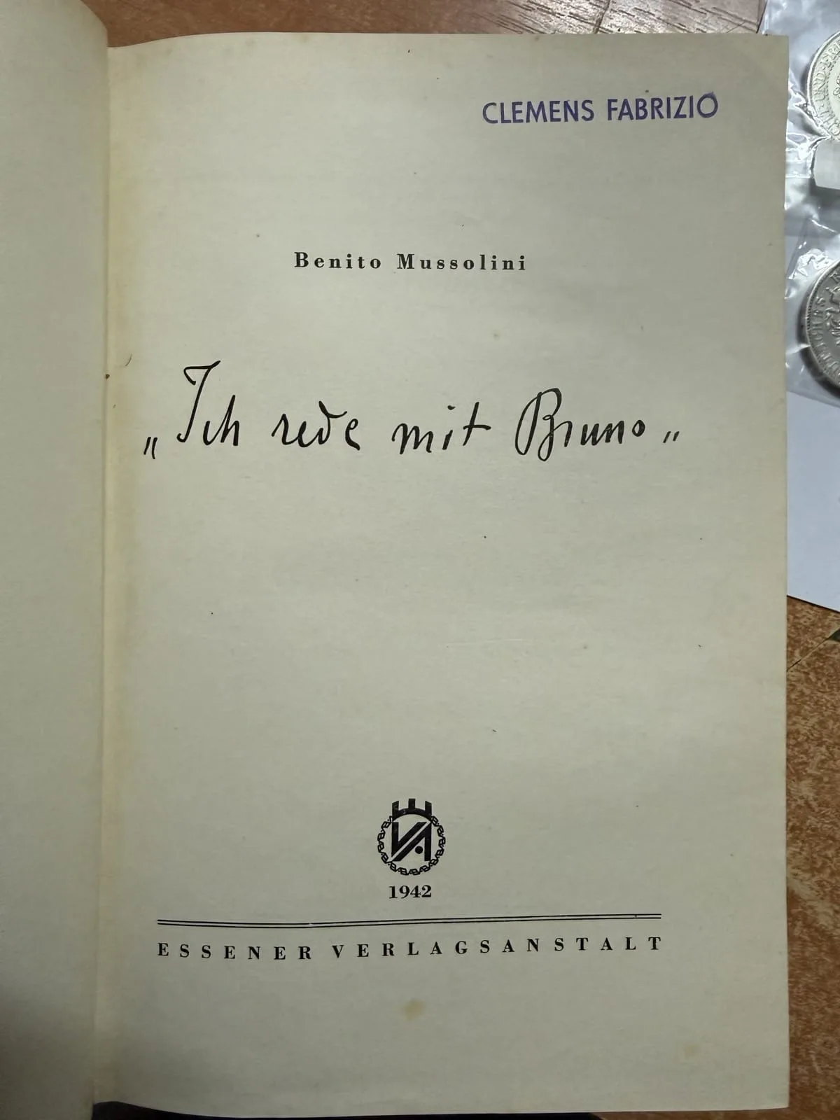 Львівські митники вилучили в іноземця мемуари Муссоліні та німецькі монети