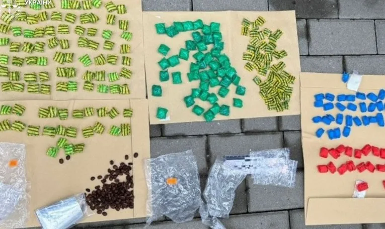 На Львівщині жінка хотіла передати поштою кілограм наркотиків