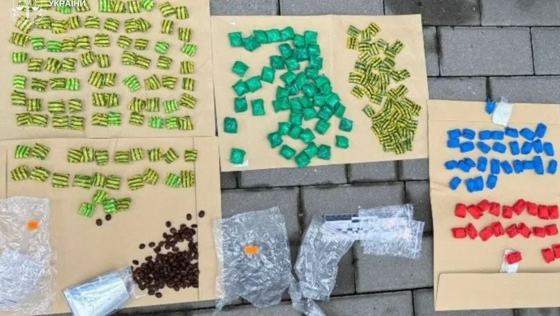 На Львівщині жінка хотіла передати поштою кілограм наркотиків