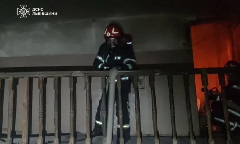 Рятувальники ліквідували пожежу в будинку в центрі Львова