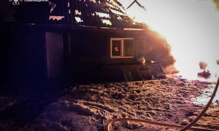 Львівські вогнеборці врятували житловий будинок від пожежі