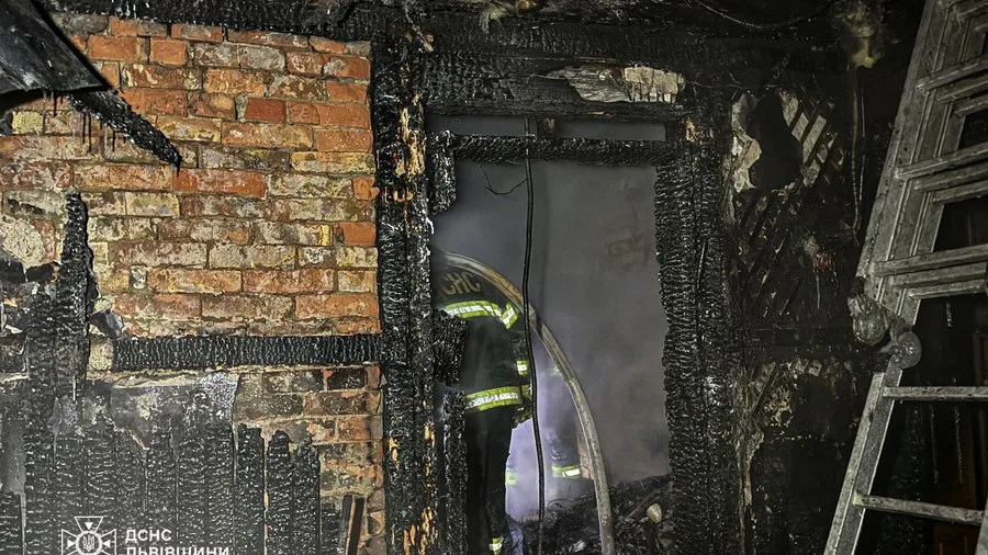 На Львівщині горів дерев’яний будинок