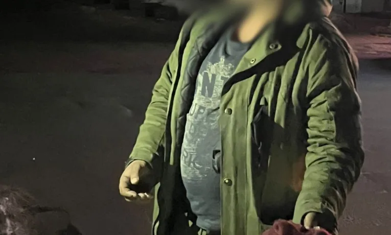 У Львові троє чоловіків побили і пограбували пенсіонерку