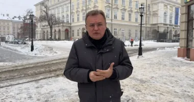 “Присідань недостатньо”: Садовий двічі впав у Львові через ожеледицю