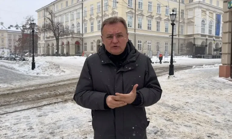 “Присідань недостатньо”: Садовий двічі впав у Львові через ожеледицю