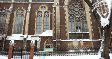 Пошкоджений через атаку “шахеда” вітраж у церкві св. Ольги і Єлизавети у Львові відновлять бюджетним коштом