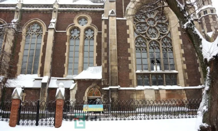 Пошкоджений через атаку “шахеда” вітраж у церкві св. Ольги і Єлизавети у Львові відновлять бюджетним коштом