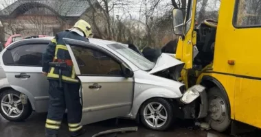 На Львівщині автівка зіткнулася з маршруткою: травмовані четверо людей