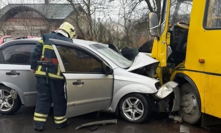 На Львівщині автівка зіткнулася з маршруткою: травмовані четверо людей