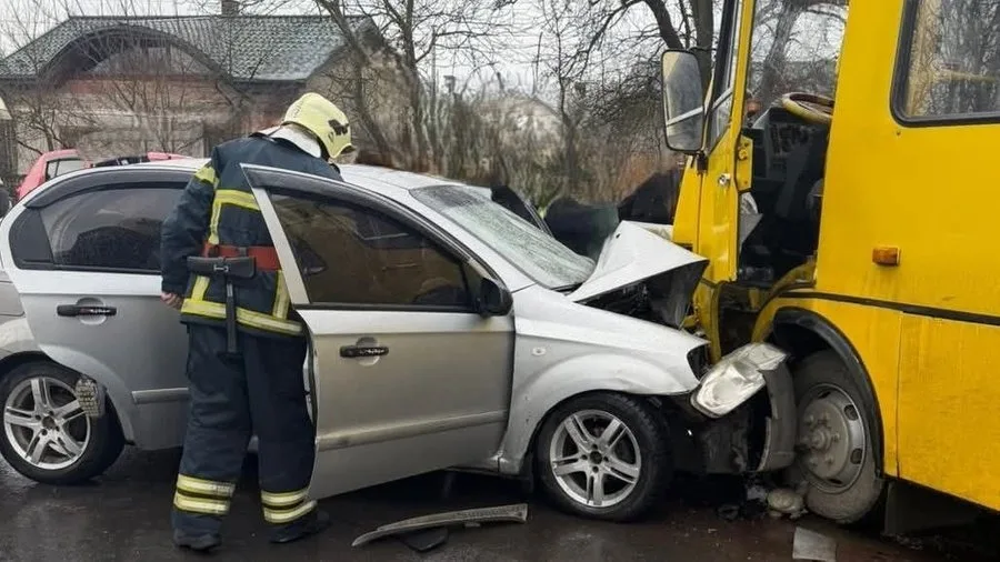 На Львівщині автівка зіткнулася з маршруткою: травмовані четверо людей