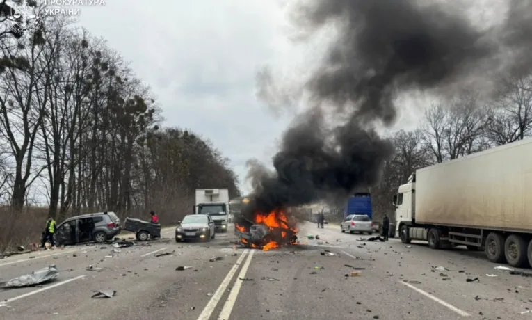 Автотроща біля Львова: унаслідок вибуху авто загинула людина