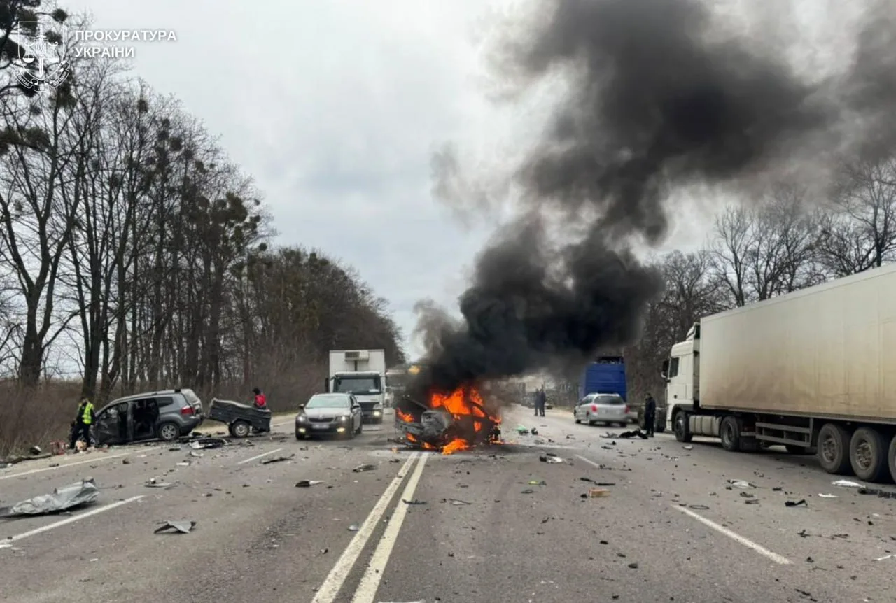 Автотроща біля Львова: унаслідок вибуху авто загинула людина