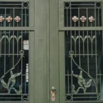 У Львові відреставрували сецесійну браму з латунними квітами