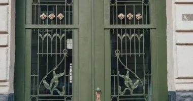 У Львові відреставрували сецесійну браму з латунними квітами