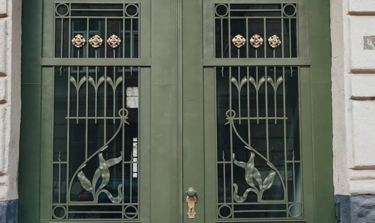 У Львові відреставрували сецесійну браму з латунними квітами