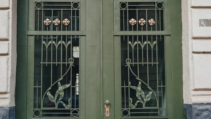 У Львові відреставрували сецесійну браму з латунними квітами