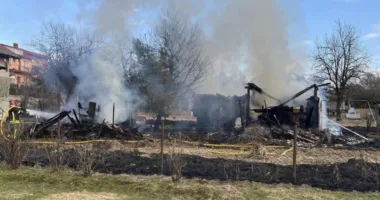 У Східниці згорів старий закинутий будинок через підпал сухої трави