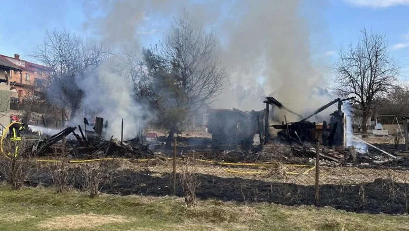 У Східниці згорів старий закинутий будинок через підпал сухої трави