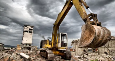 Суд зобовʼязав підприємицю знести будівлю на Сихові