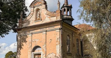 Громаді на Золочівщині передали старовинний занедбаний костел