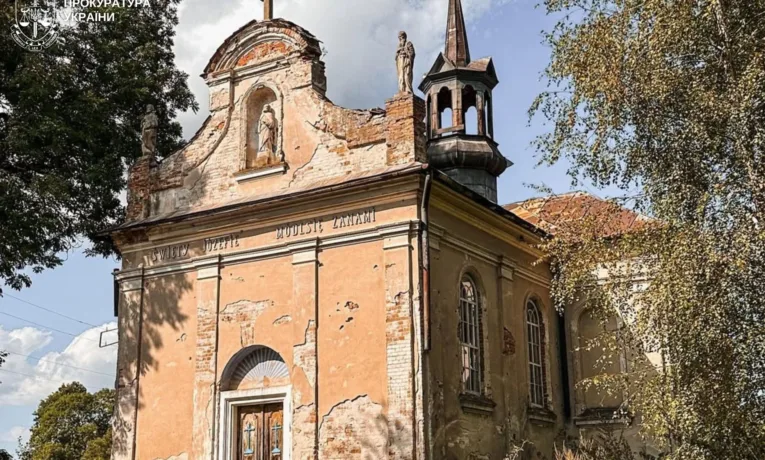 Громаді на Золочівщині передали старовинний занедбаний костел