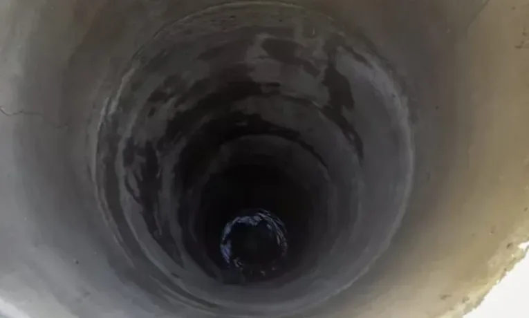 У Львові рятувальники дістали чоловіка з триметрового підвалу недобудови