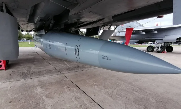 У Львові на території комбінату хлібопродуктів виявили фрагмент російської ракети “Кинджал”