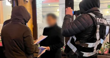 На Львівщині затримали чоловіка за спробу вплинути на міграційну службу за гроші
