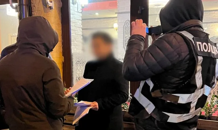 На Львівщині затримали чоловіка за спробу вплинути на міграційну службу за гроші