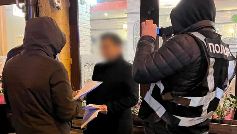 На Львівщині затримали чоловіка за спробу вплинути на міграційну службу за гроші