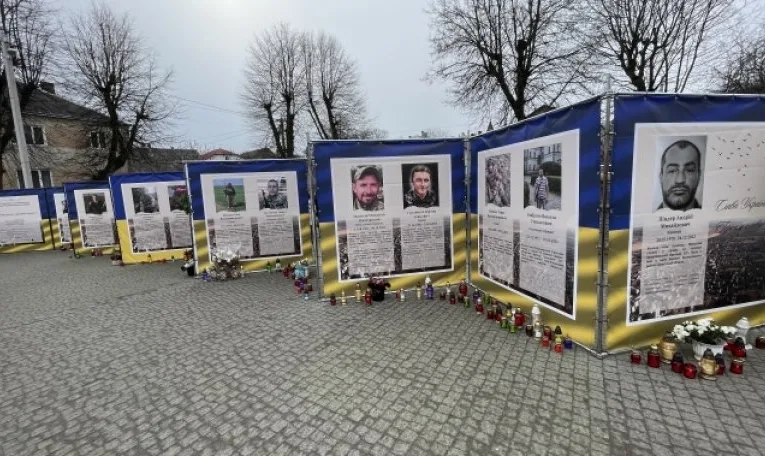 На Львівщині судили чоловіка, який помочився на банери із полеглими військовими