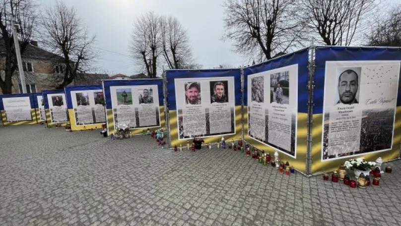 На Львівщині судили чоловіка, який помочився на банери із полеглими військовими